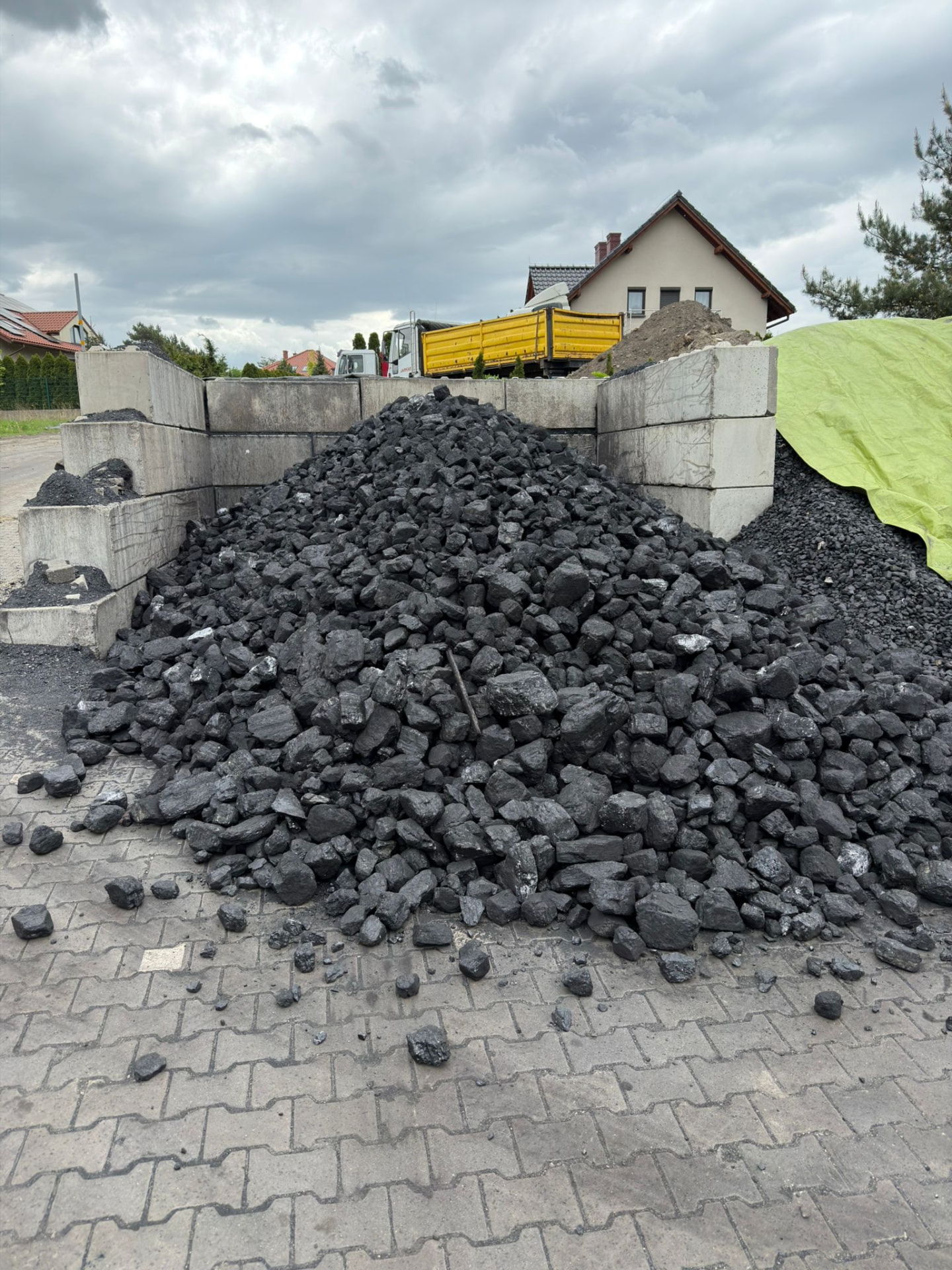 Náš uhoľný sklad s výsypkami